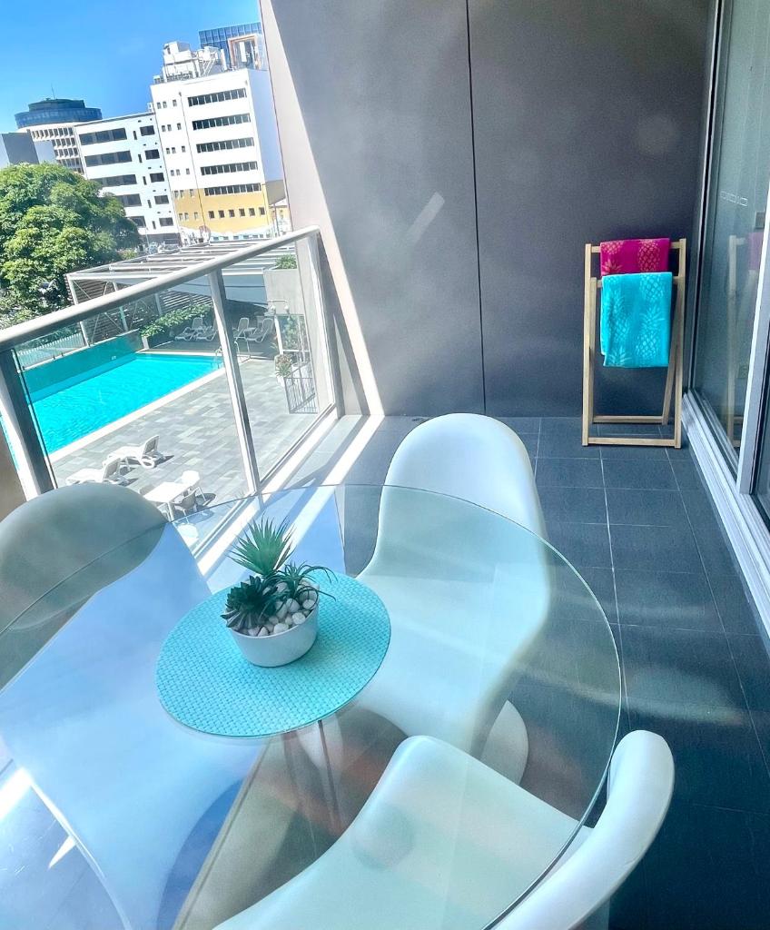AQUA 306 POOLSIDE Luxury Apartment , Honeysuckle, NEWCASTLE FREE Parking photo 1
