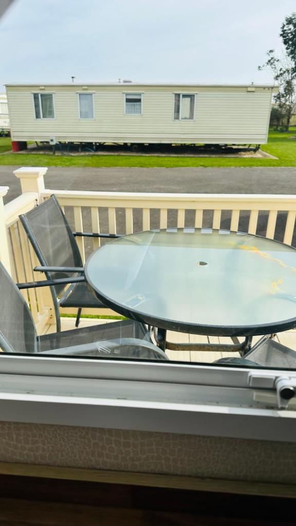3 BEDROOM CARAVAN AT THE GRANGE HOLIDAY PARK, CHAPEL ROAD INGOLDMELLS photo 3