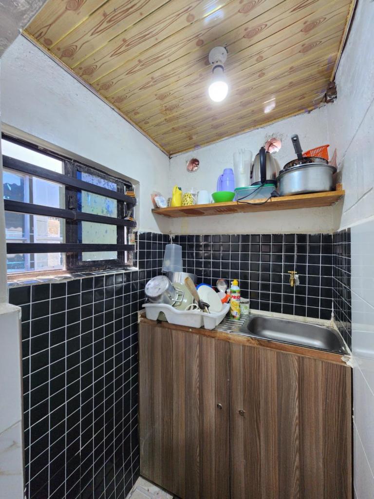 Tiny 1 Bedroom with wifi and secure parking photo 1