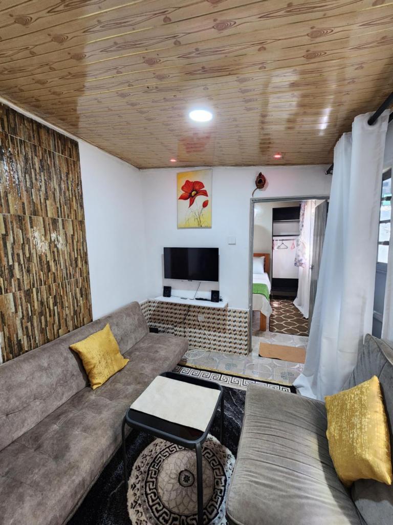 Tiny 1 Bedroom with wifi and secure parking photo 2