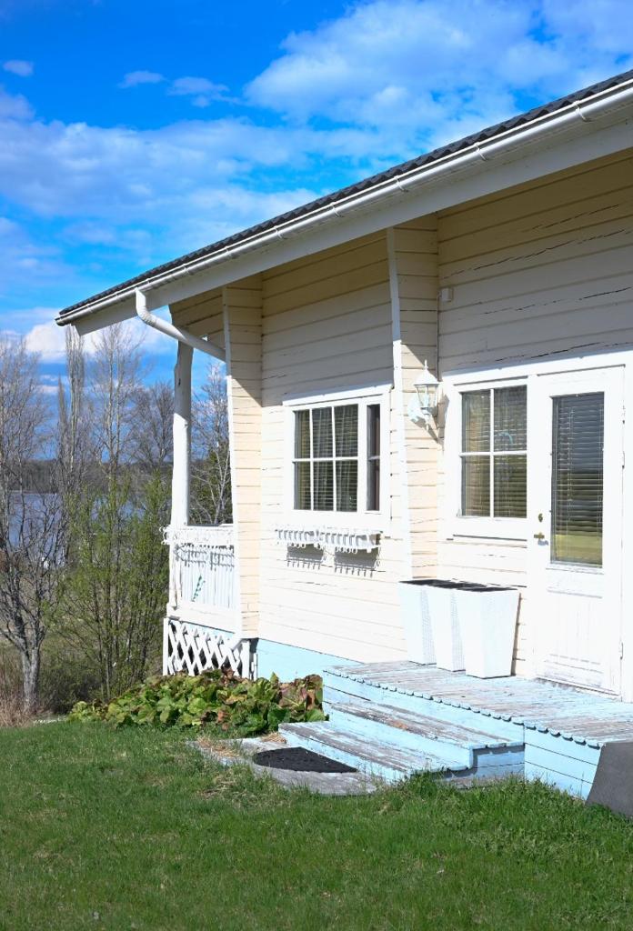 LAKESIDE COTTAGE Private beach photo 1