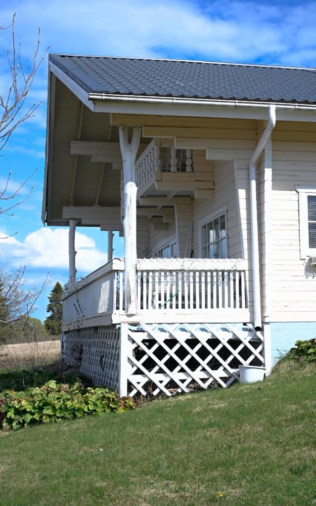 LAKESIDE COTTAGE Private beach photo 2