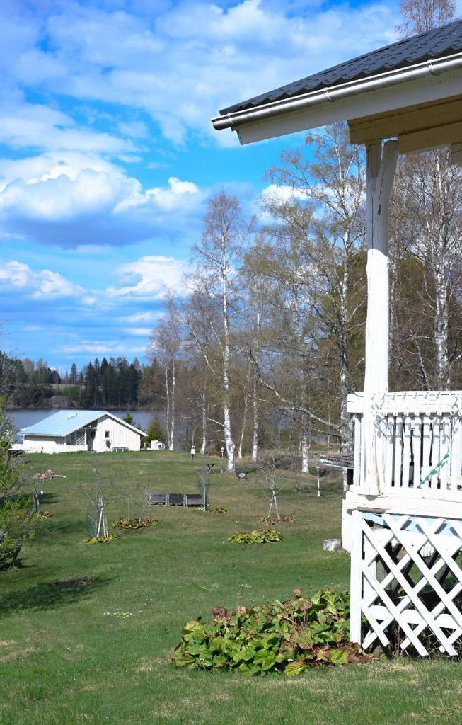 LAKESIDE COTTAGE Private beach photo 3