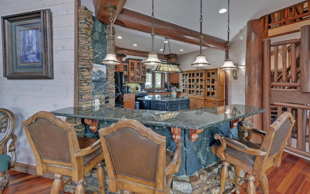 Stonecrest Lodge Lake Front Home with private boat dock photo 4