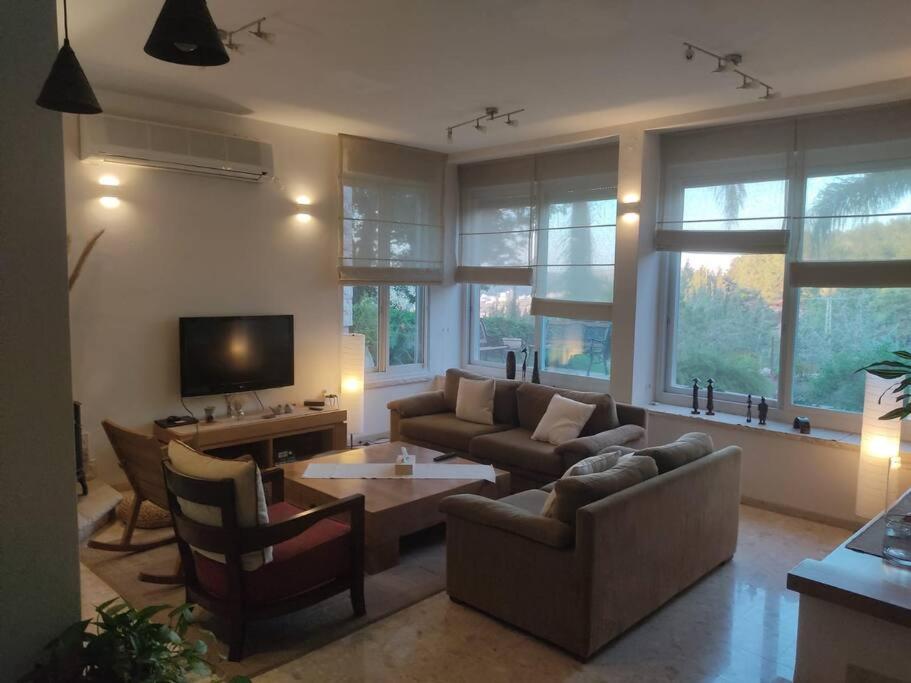 בית גלילי על נוף פסטורלי photo 2
