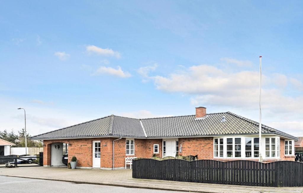 5 Bedroom Cozy Home In Thyborn