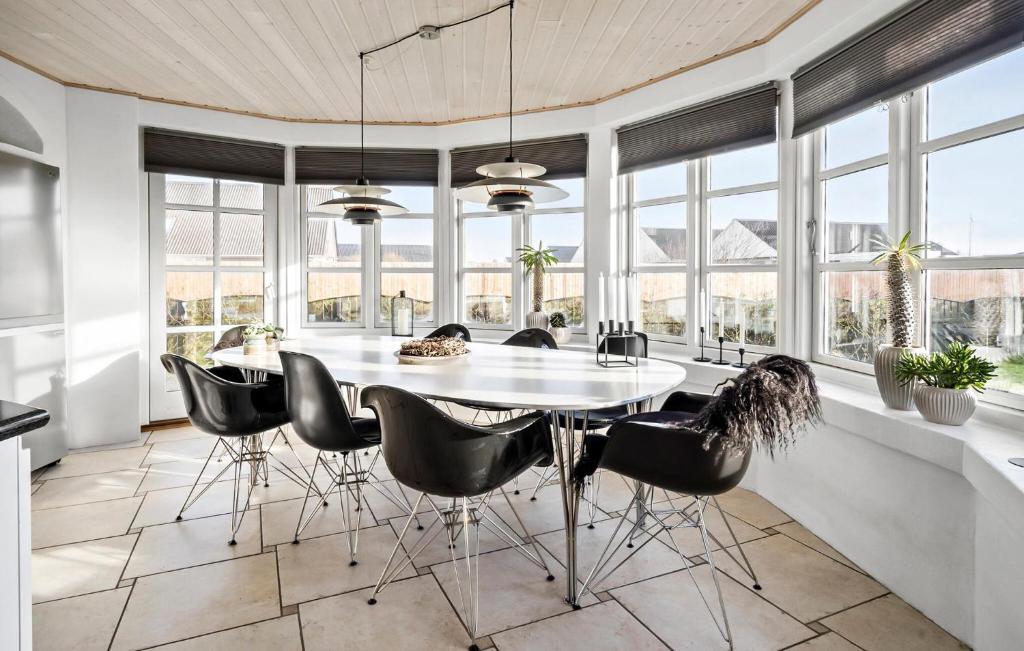 5 Bedroom Cozy Home In Thyborn photo 3
