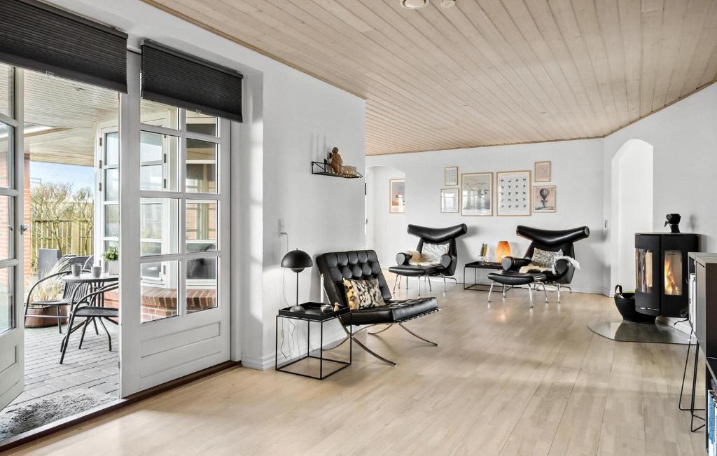5 Bedroom Cozy Home In Thyborn photo 4