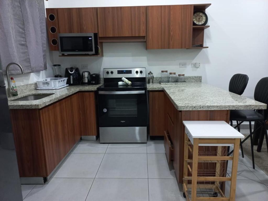 Jaco KING bed 5min to beach Gated resortlike photo 2