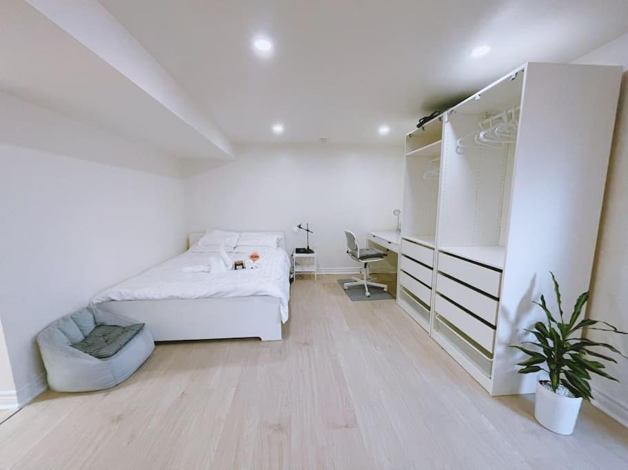 Private, Spacious Apt Suite w/ Deck Free Parking photo 1