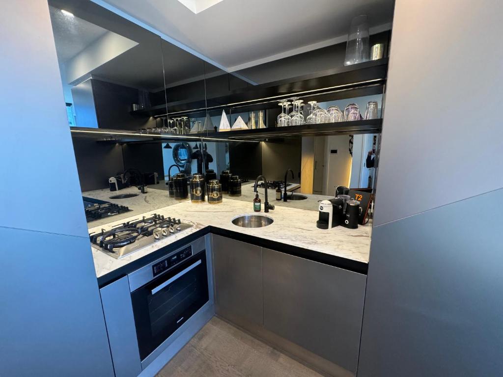 Luxury CBD 2 Bed Apt with Parking photo 4