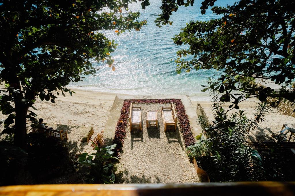 AJ's Place Beach Resort photo 2