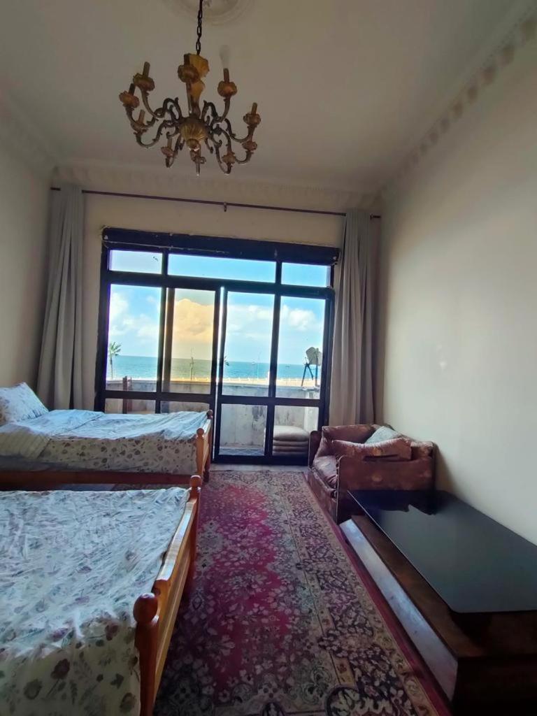 Sea view a private room with sea view at Shared apartment For Men only No Ladies allowed غرفة خاصة في شقة أمام البحر للرجال فقط ممنوع السيدات 仅限男士 女士不允许