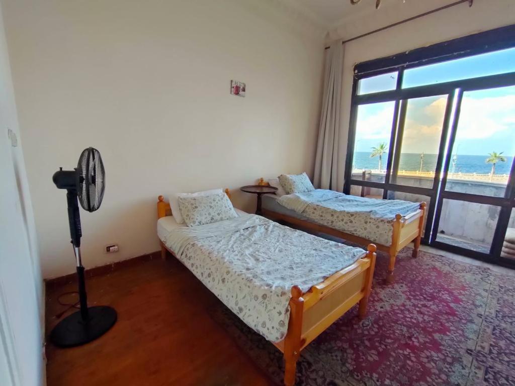 Sea view a private room with sea view at Shared apartment For Men only No Ladies allowed غرفة خاصة في شقة أمام البحر للرجال فقط ممنوع السيدات 仅限男士 女士不允许 photo 1