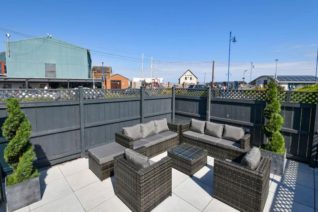 Dexters Den - Sea views, yards from Beach photo 4