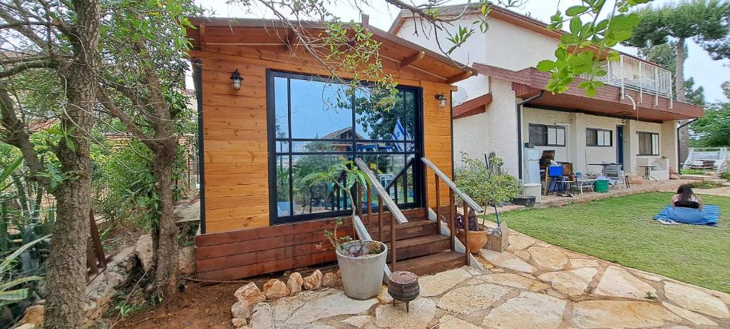 Imbar relaxing wood log cabin photo 1