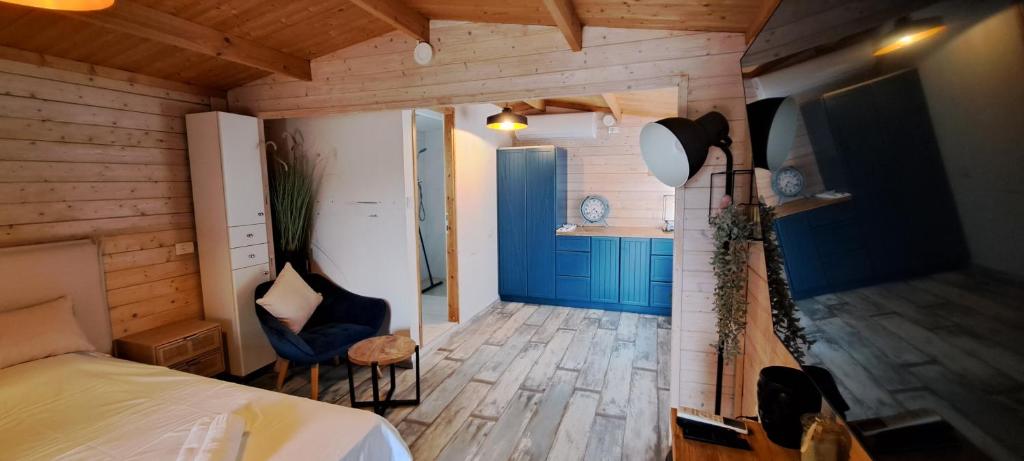 Imbar relaxing wood log cabin photo 2