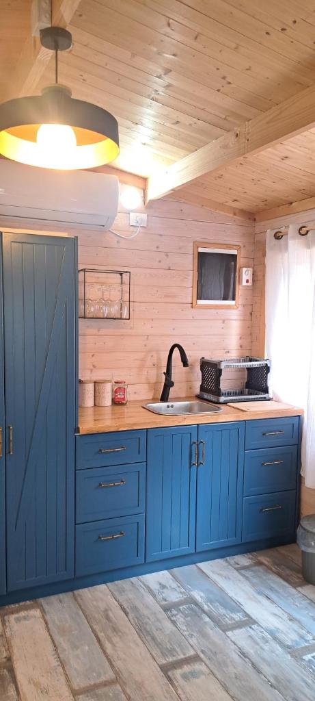 Imbar relaxing wood log cabin photo 3