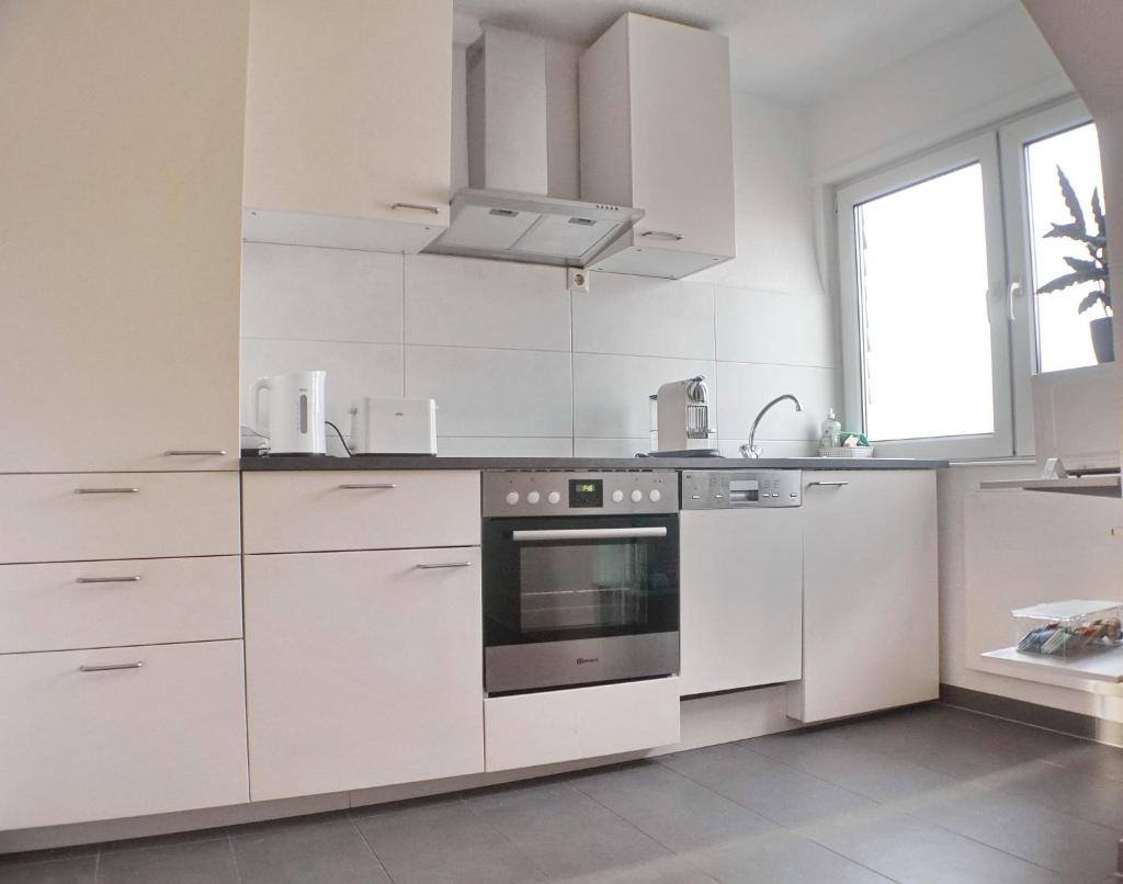 Modernes, zentrales Apartment in Troisdorf, Region Köln Bonn, maximal für 4 Personen, Parkplatz & Netflix inklusive photo 2