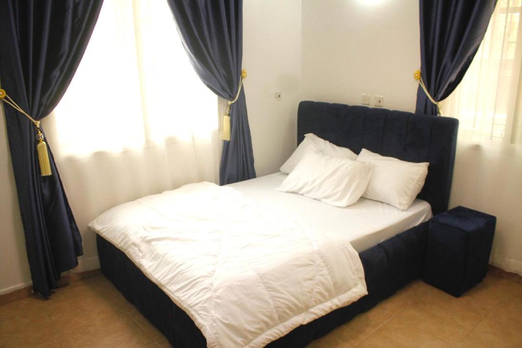 AnniJ luxury photo 1
