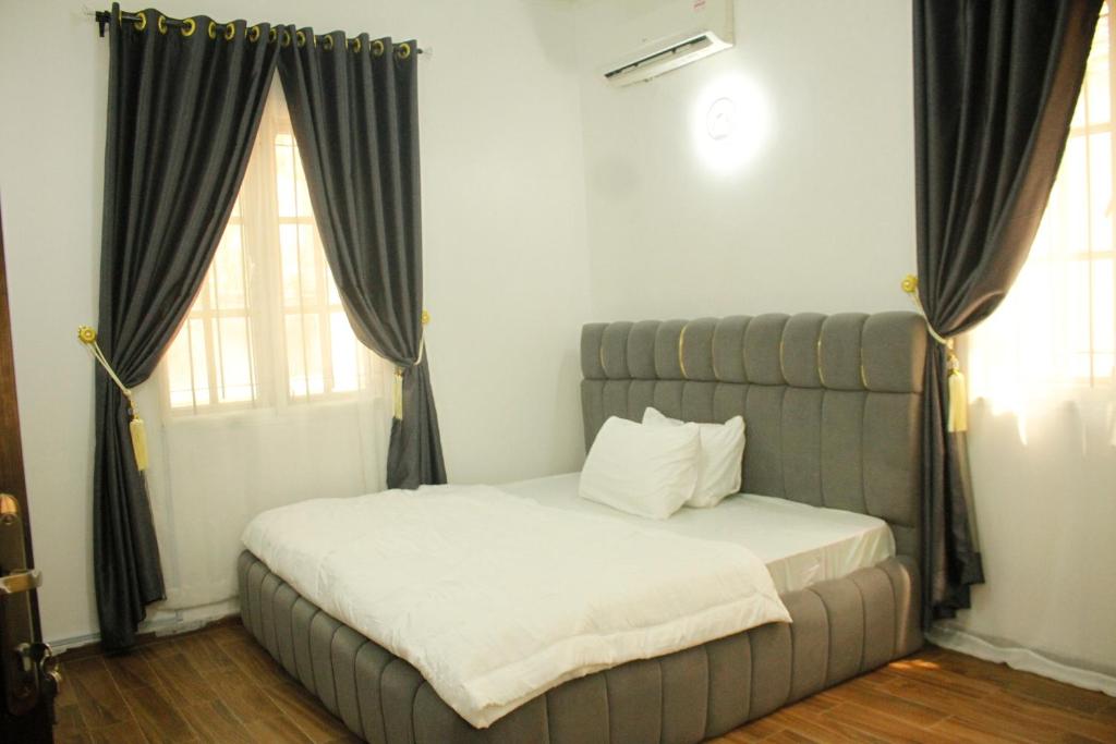 AnniJ luxury photo 2