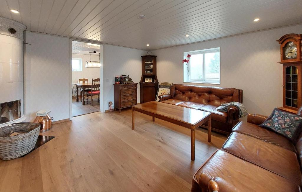 3 Bedroom Beautiful Home In Lnashult photo 2
