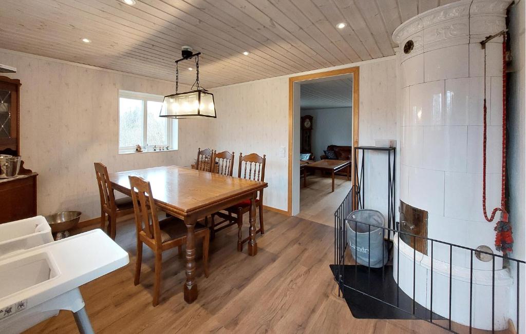 3 Bedroom Beautiful Home In Lnashult photo 3