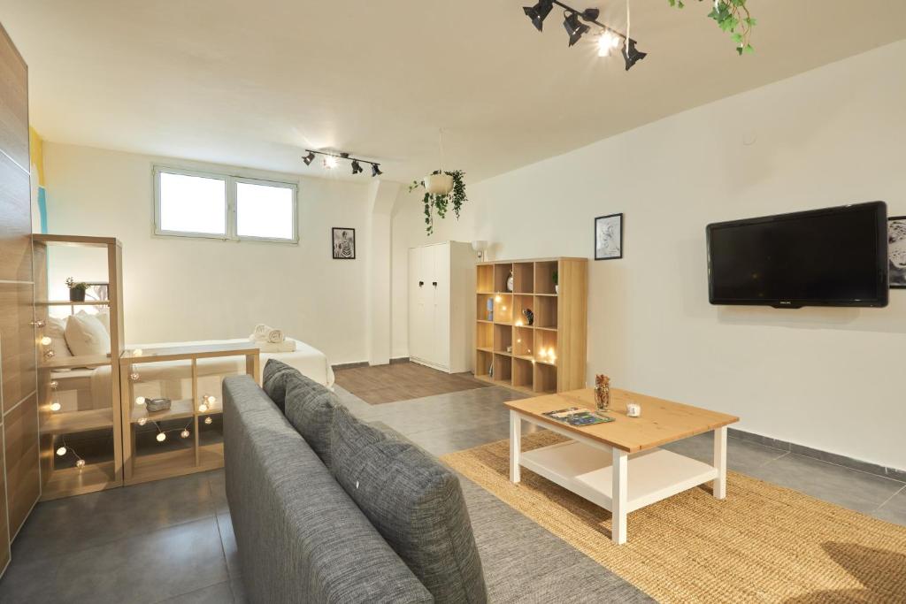 Ran's BIG Artistic Studio photo 2