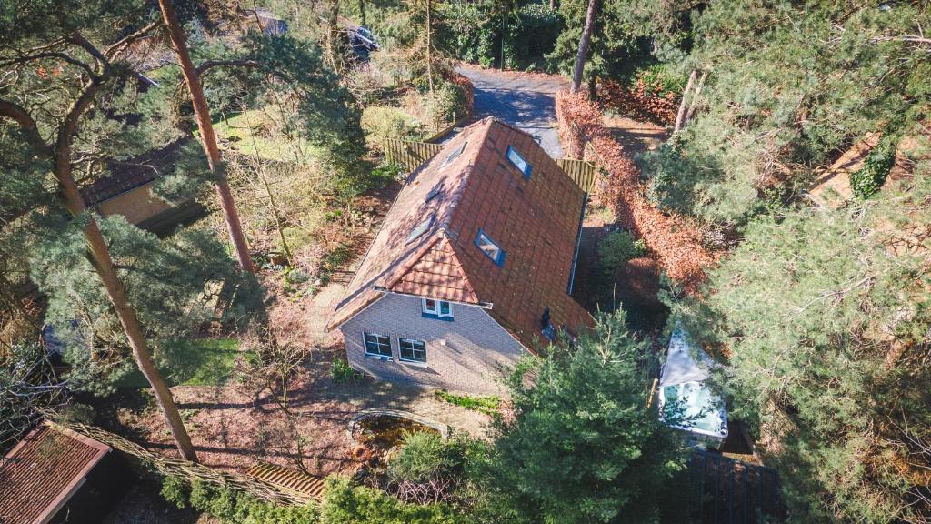Wellnesshuis met jacuzzi en sauna in het bos photo 1