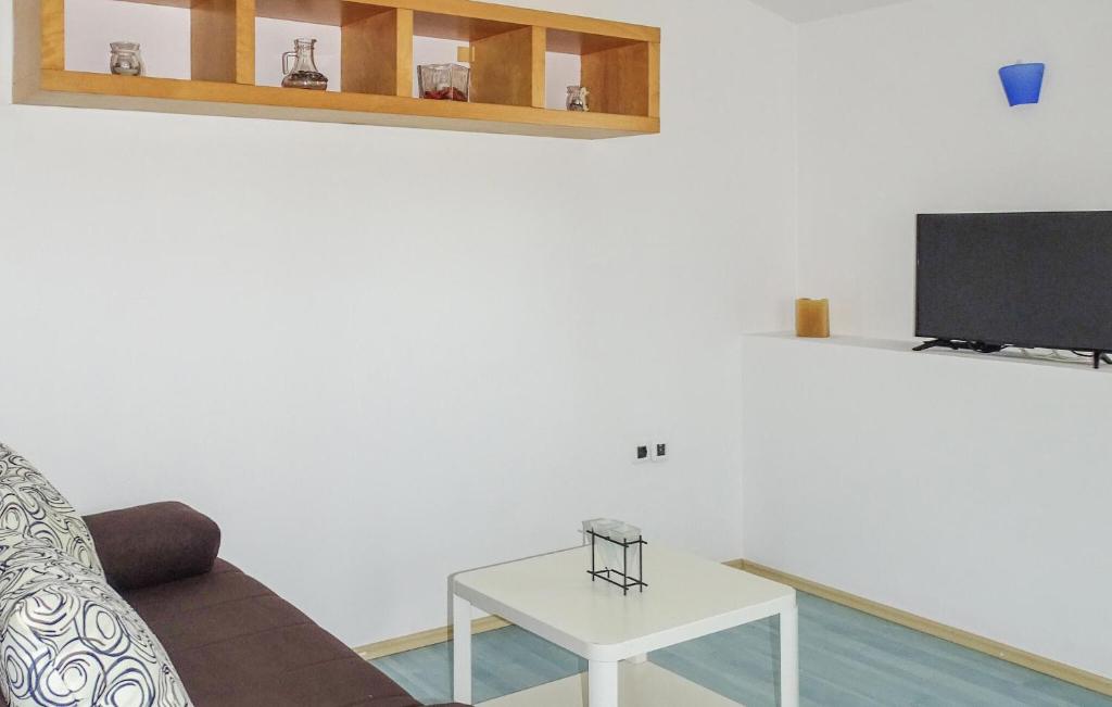 Beautiful Home In Bacva With Kitchen photo 2