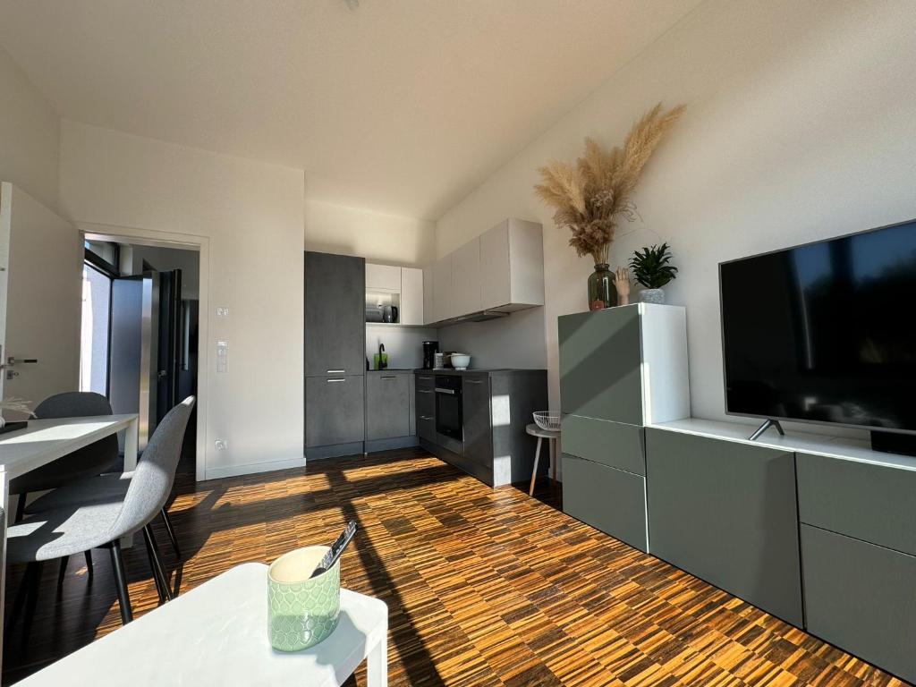 helle Ferienwohnung in Architektenhaus mit Garten und Pool photo 1