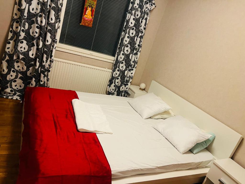 Private room in a shared detached house photo 1