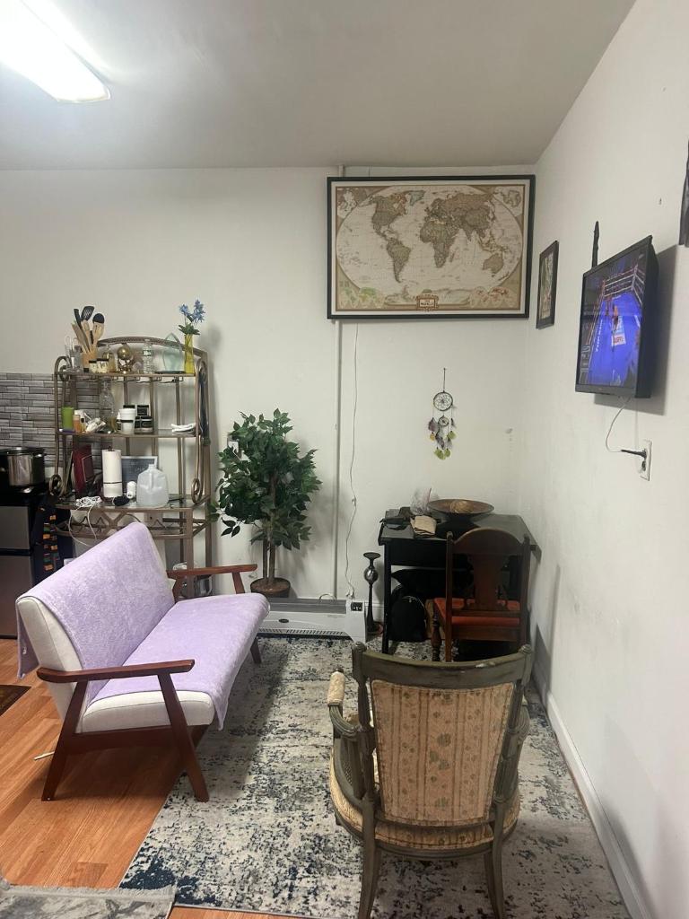 Charming Studio Flat Near Center City image
