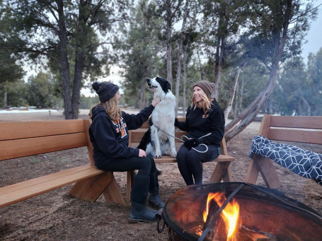 Red Hollow Ranch- Pet Friendly, Walking distance to Slot Canyon, Private image