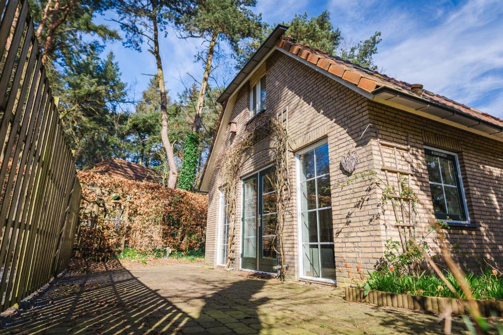 Wellnesshuis met jacuzzi en sauna in het bos photo 2