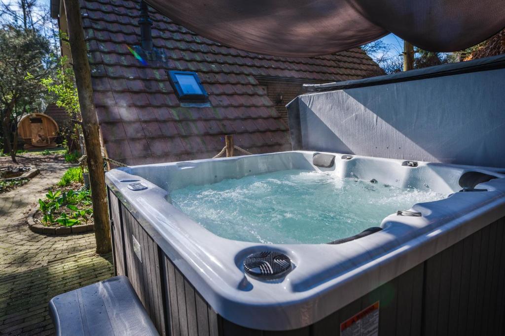 Wellnesshuis met jacuzzi en sauna in het bos photo 3