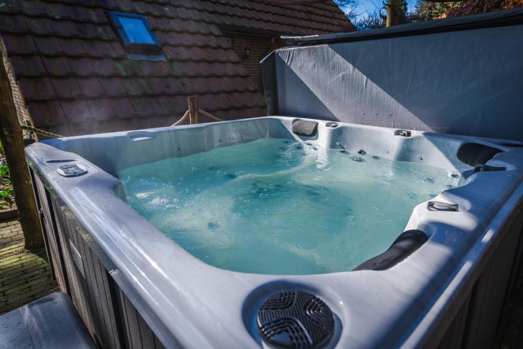 Wellnesshuis met jacuzzi en sauna in het bos photo 4
