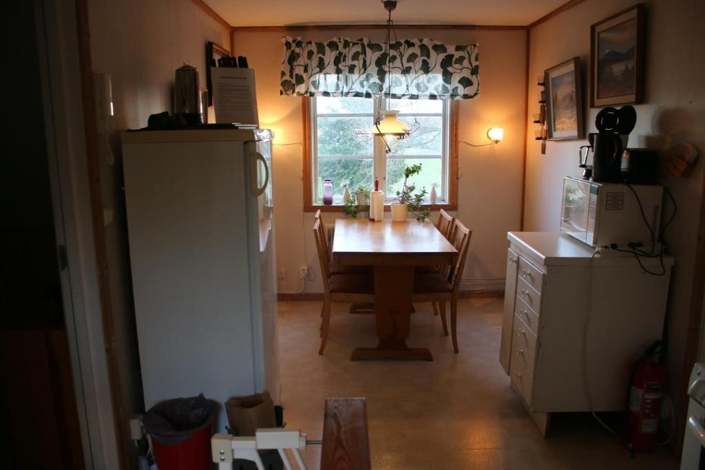 Boende på landet nära sjö med båt photo 2