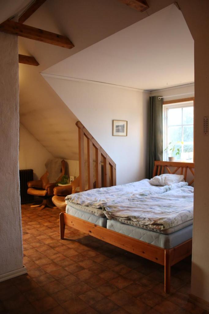 Boende på landet nära sjö med båt photo 4