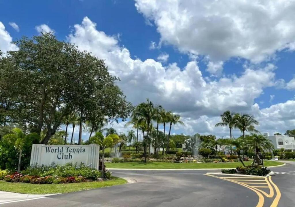 Naples Luxury Condo, Pool, Tennis, Minutes from the Beach photo 1
