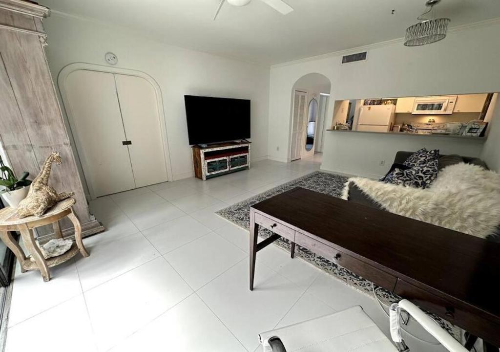 Naples Luxury Condo, Pool, Tennis, Minutes from the Beach photo 3