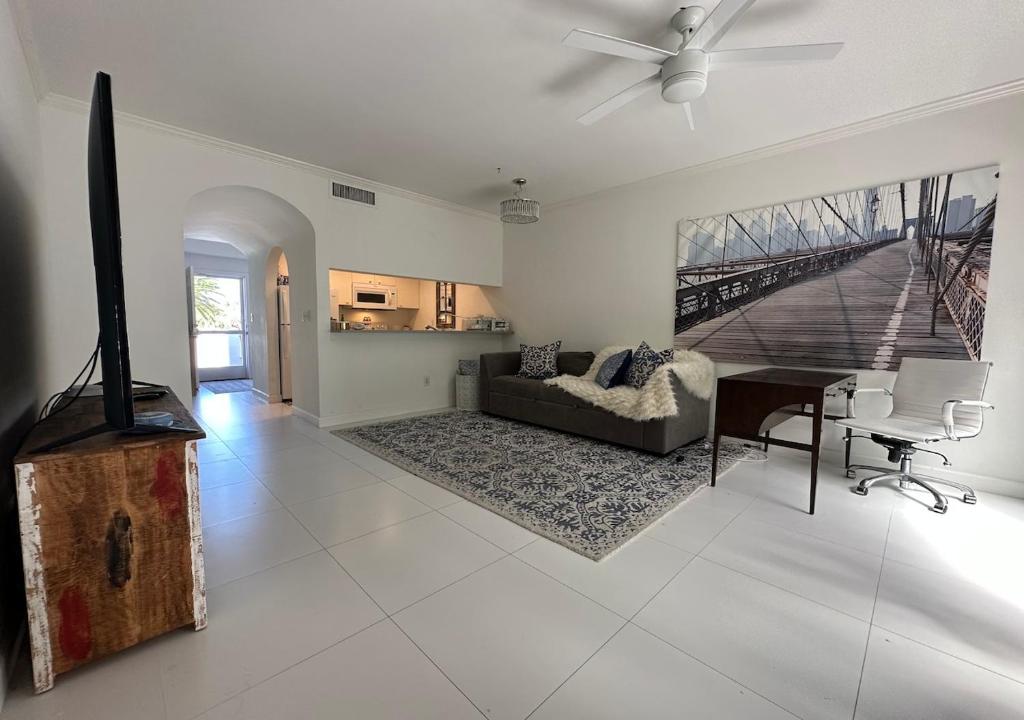 Naples Luxury Condo, Pool, Tennis, Minutes from the Beach photo 4