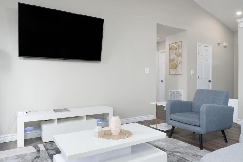 Peaceful Modern Home near Avon photo 1