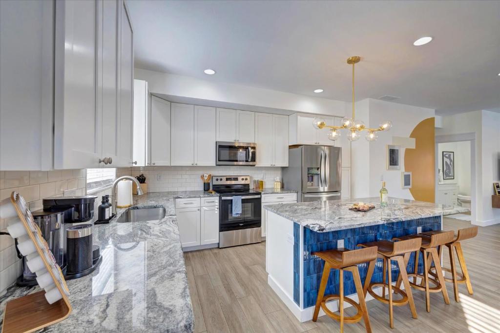 Newly Built Oasis close to IU 4bd/2.5ba photo 2