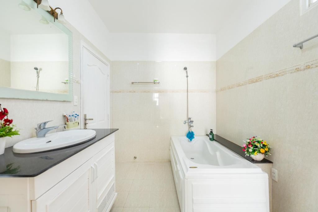 Villa Giáp biển 69 Trần Phú, Bãi trước