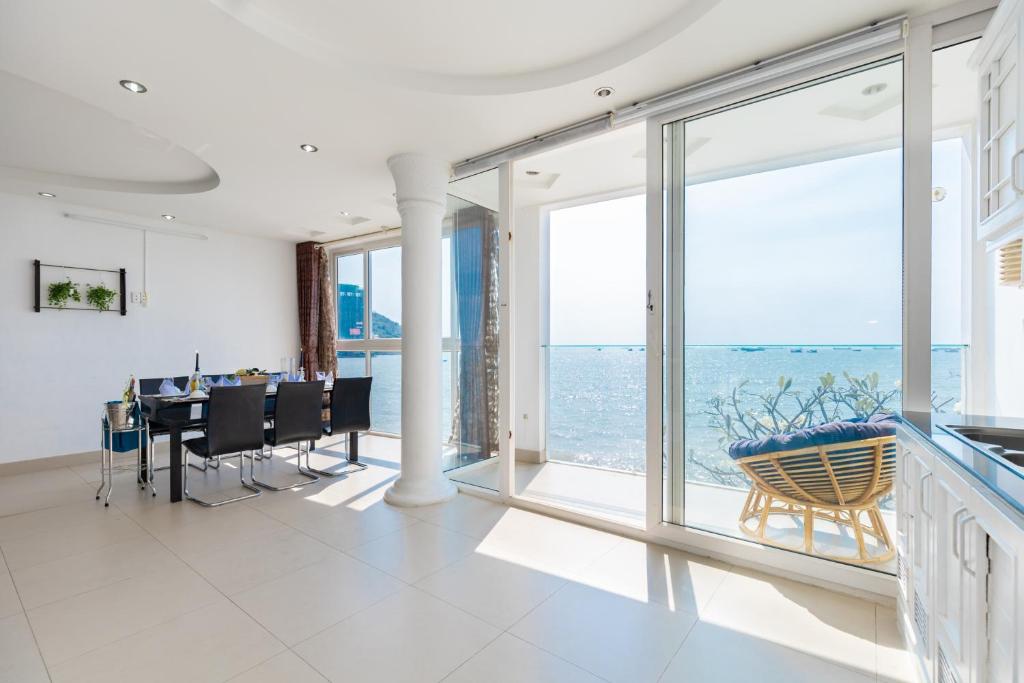 Villa Giáp biển 69 Trần Phú, Bãi trước