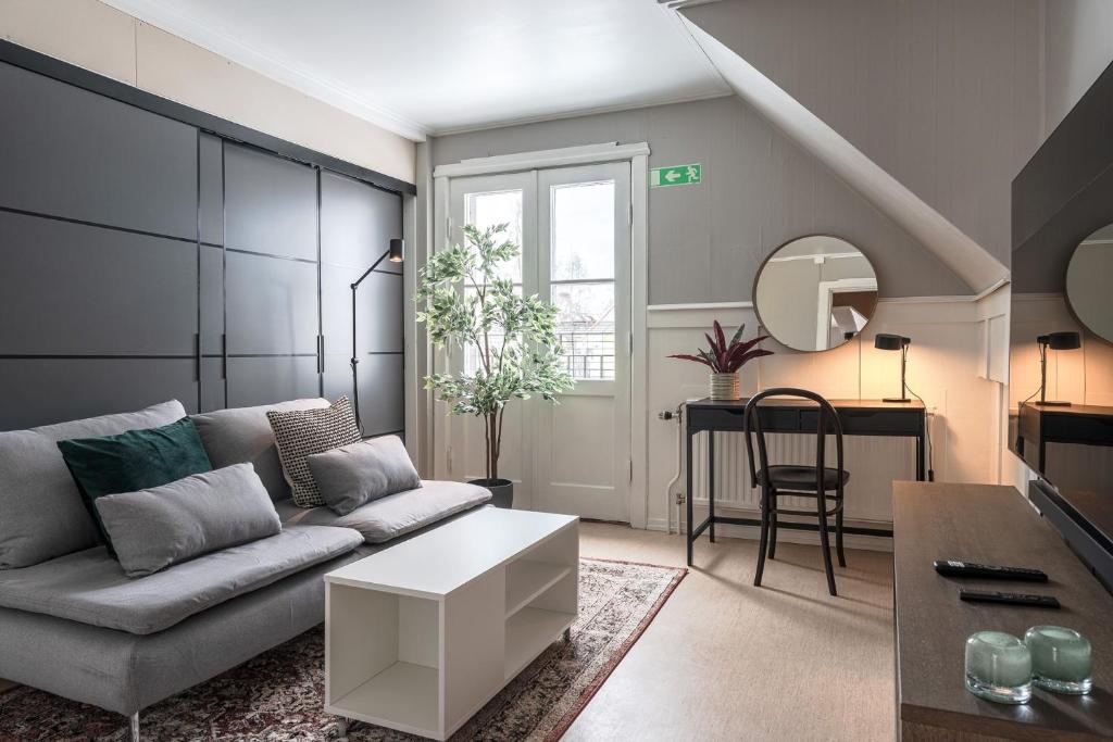 Guestly Homes - Central Charm photo 3