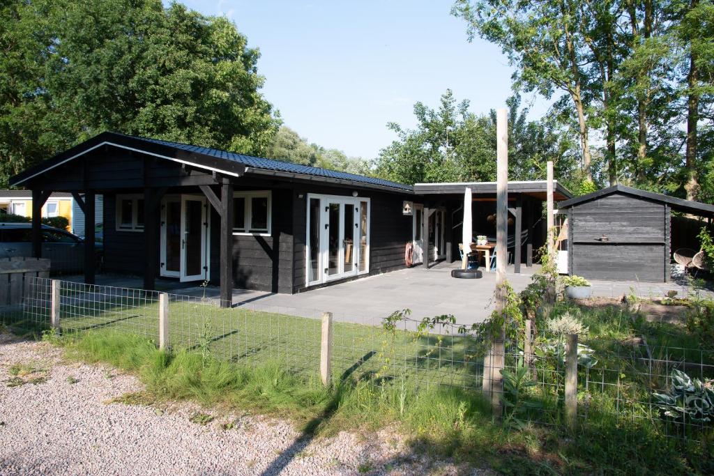 Luxe en ruim chalet met airco bij Leekstermeer
