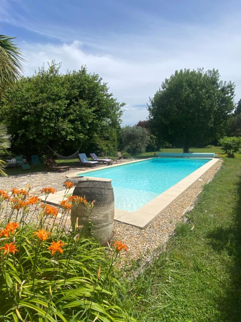 Mas dans son écrin de verdure photo 2