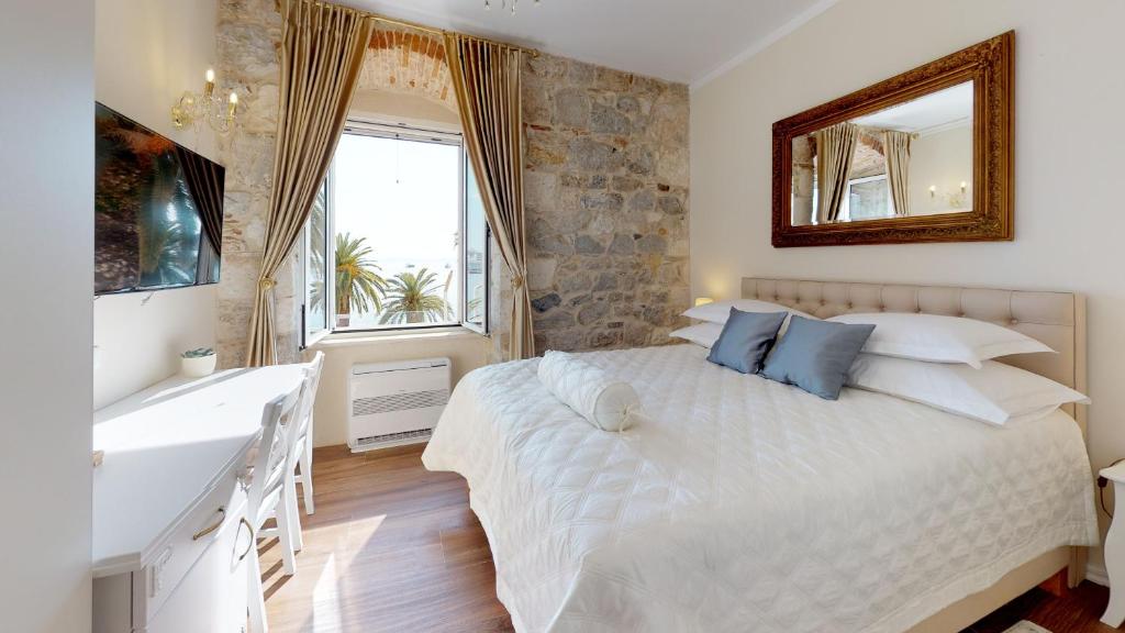 Chrysanta Apartments photo 2